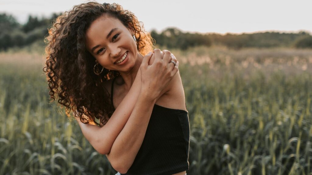 Dicas de como finalizar cabelos cacheados e ondulados | Créditos: Divulgação